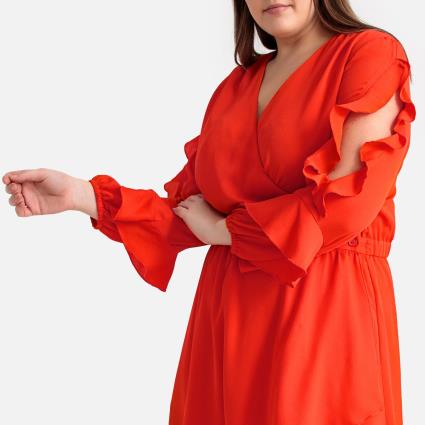 Vestido evasé, comprimento pelos joelhos, com folhos