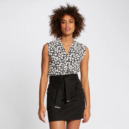 Blusa florida de cavas, decote em V