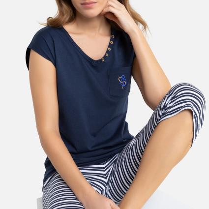 Collections Pijama com detalhe bordado na parte de cima, parte de baixo às riscas