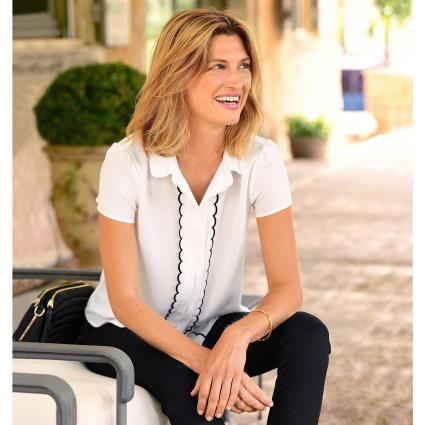 Blusa com gola claudine, mangas curtas