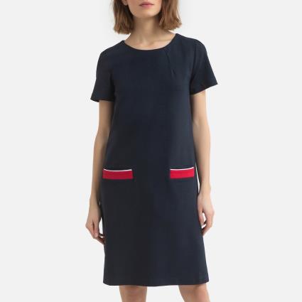 Vestido direito, com mangas curtas