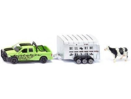 Veículo  RAM 1500 com atrelado animais