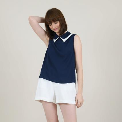 Blusa com gola dupla, mais comprida atrás