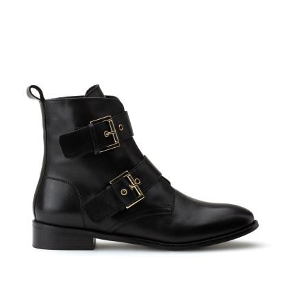 Collections Plus Botas em pele, detalhes fivela, especial pés largos