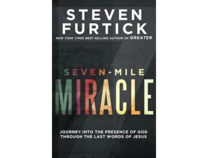 Livro seven-mile miracle: journey into the presence of god through the last words of jesus de steven furtick (inglês)