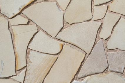 Pavimento de pedra irregular FÓSSIL CREME 7-12 M²