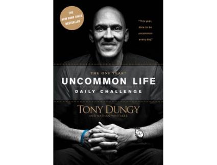 Livro one year uncommon life daily challenge, the de tony dungy (inglês)