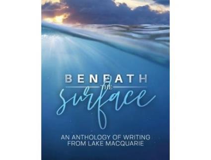 Livro Beneath The Surface: An Anthology Of Writing From Lake Macquarie -- Large Print Version de K J Mair ( Inglês )