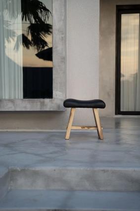 Banqueta Suar em Pele - Preto Natural BAZAR BIZAR