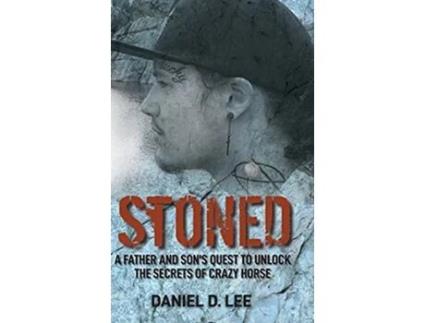 Livro Stoned A Father and Sons Quest to Unlock the Secrets of Crazy Horse de Daniel Lee (Inglês)