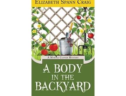 Livro A Body in the Backyard 4 Myrtle Clover Cozy Mystery de Elizabeth Spann Craig (Inglês - Capa Dura)