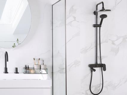 Painel de chuveiro de parede preto GURARA