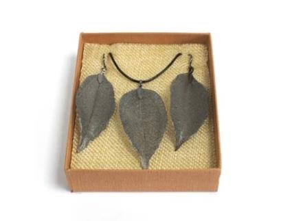 Conjunto de Colar e Brincos Folha de Metal Peltre 12X10X3 Cm