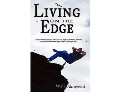 Livro Living on the Edge de Wale Akinyemi (Inglês)