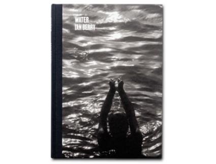 Livro Water de Berry e Ian (Inglês - Capa Dura)