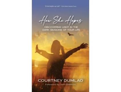 Livro How She Hopes: Discovering Light in The Dark Seasons of Your Life Courtney Dumlao (Inglês)