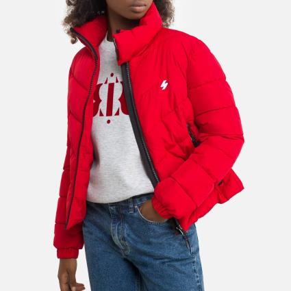 Blusão curto acolchoado, gola subida e fecho