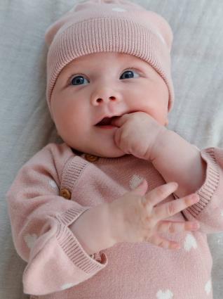 Conjunto de 3 peças para bebé: camisola + calças  + gorro + luvas sem dedos rosa claro estampado
