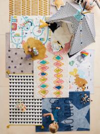 Tapete com borlas e triângulos branco claro liso com motivo