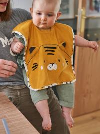 Babete grande, de enfiar amarelo escuro liso com motivo