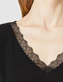 Only T-shirt com decote em V, detalhe em renda