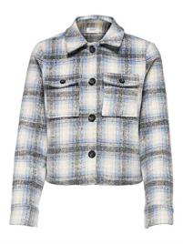 Only Casaco modelo camisa aos quadrados