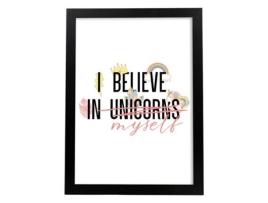 Cartazes Com Mensagens Felizes Esclarecidas. Decoração De Decoração 'Eu Acredito Em Unicórnios' Com Frases Motivadoras E Cheios De Energia. Sem Quadro