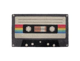 Tapete de Fibra de Coco Original Cassette Tape com Suporte Antiderrapante em Pvc Capacho de Entrada Pintado À Mão Medidas: 70 X 40 Cm FISURA