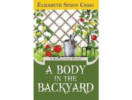 Livro A Body In The Backyard de Elizabeth Spann Craig ( Inglês )