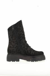 Botas em pele camurça, Mjus