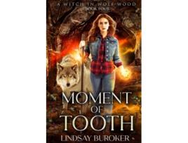 Livro Moment of Tooth A Witch in Wolf Wood de Lindsay Buroker (Inglês)