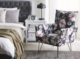 Poltrona estofada com padrão floral preto RIBE