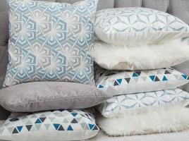 Conjunto de 2 almofadas decorativas em pele sintética 45 x 45 cm creme claro DAISY