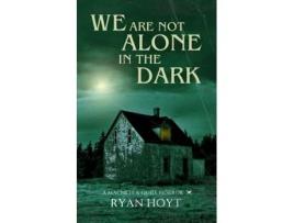Livro We Are Not Alone in the Dark de Ryan Hoyt (Inglês)