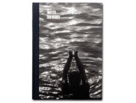 Livro Water de Berry e Ian (Inglês - Capa Dura)