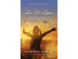 Livro How She Hopes: Discovering Light in The Dark Seasons of Your Life Courtney Dumlao (Inglês)