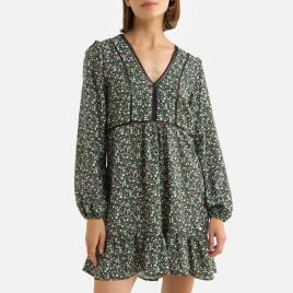 Vestido curto, decote em V, mangas compridas