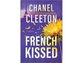 Livro French Kissed De Chanel Cleeton (inglês)