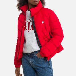 Blusão curto acolchoado, gola subida e fecho