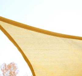 Outsunny Toldo Vela Triângulo tipo Guarda-sol para Varanda Jardim ou Campismo - Cor: Areia - Polietileno - 6 x 6 x 6 m